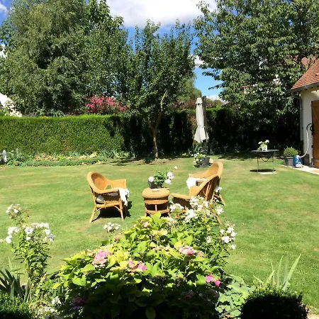 Les Premices De La Foret Bed & Breakfast *
